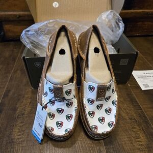 NEW Women's Ariat Cruiser Loafers In Caramel/ariat Mexico Print